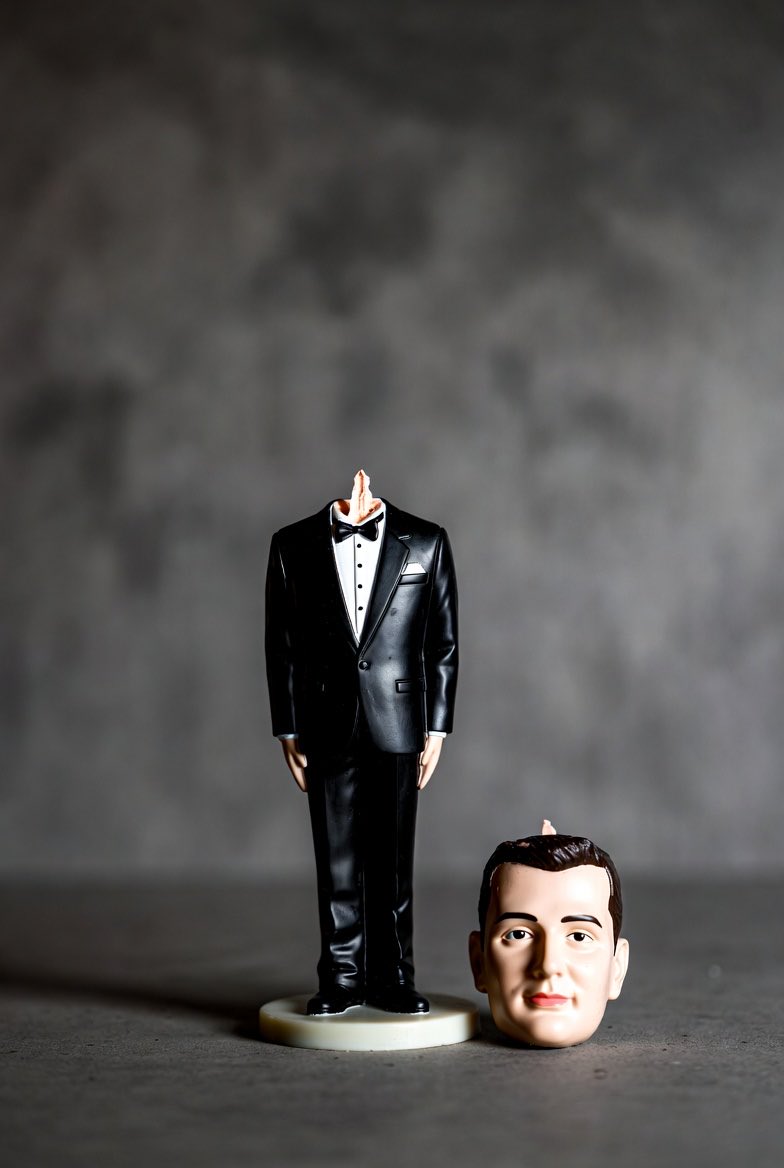 MingeyMarje's tweet image. I was at a wedding where the head fell off the groom wedding topper, 3years later the groom was dead…#karma #truestory #thismorning