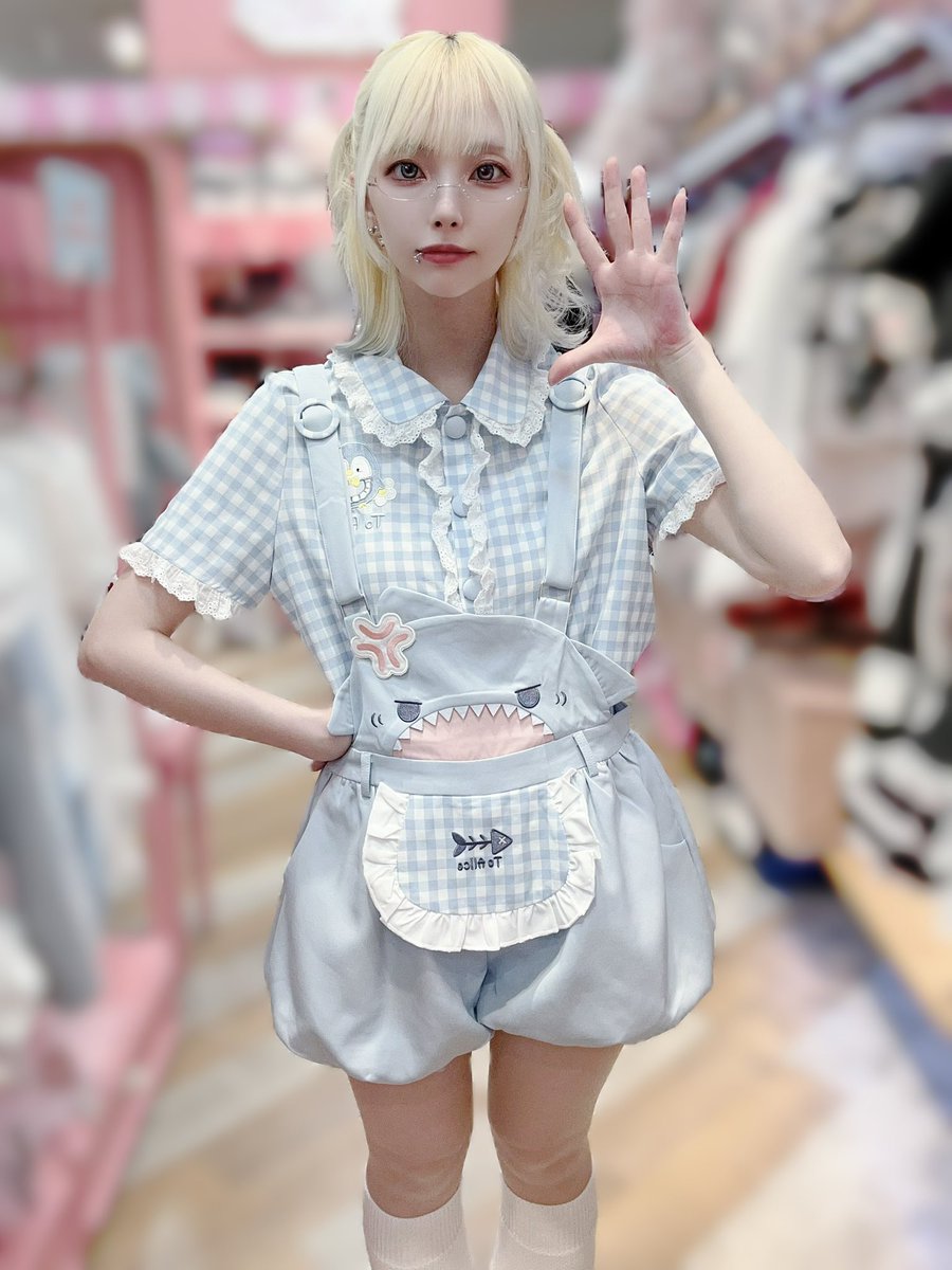 ToAlice_mao's tweet photo. ୨୧ #ToAlice池袋店 ୨୧ 

商品紹介☺︎

怒ってるサメちゃんが可愛いサロペットカボチャパンツです🦈
パーカーもあります🌊

・サロペットパンツ　¥10670
(各S/M/Lサイズ)
・パーカー　¥9790

#ToAlice  #ToAliceStaff
https://t.co/h5d1TWBp46 https://t.co/fl9C7F4hnX