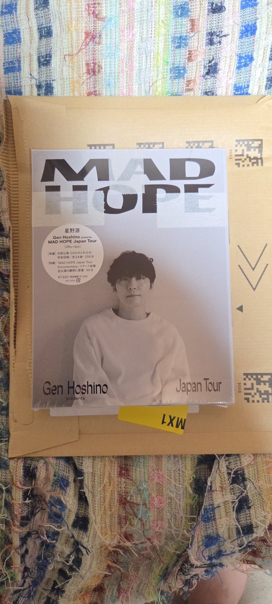 akiko_gen's tweet image. 先ほど、Amazonから届いたけど、特典のバッジがどこにあるのか、焦った😅
後ろにありました👍🏻
明後日、また休みだから、そのとき見ようかな？🙄
#星野源_MADHOPE 
#Amazon