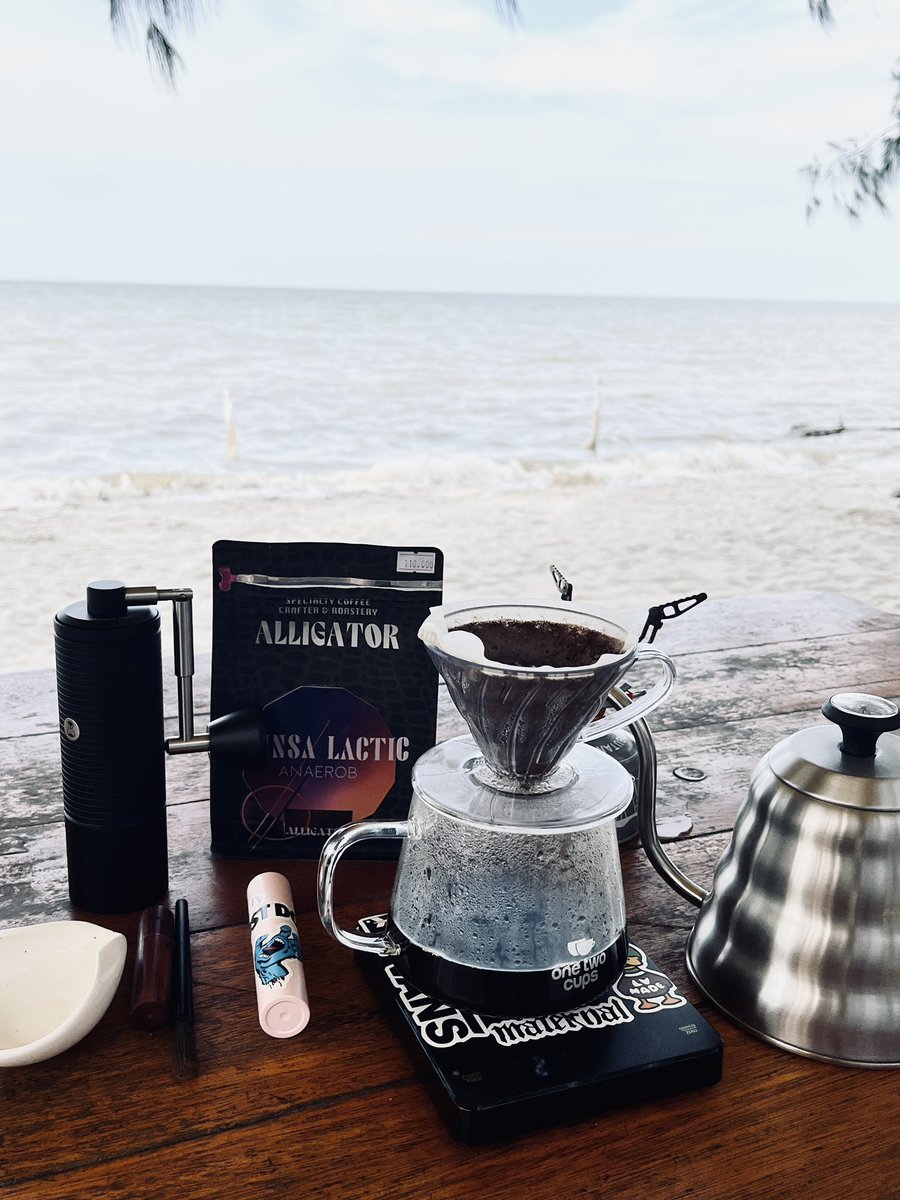 cancerbehavior's tweet photo. yang paling effort nyari supply buat nge brew di pantai, and always make sure everything goes well, i love you baby <3 https://t.co/lg4fjJOjnC
