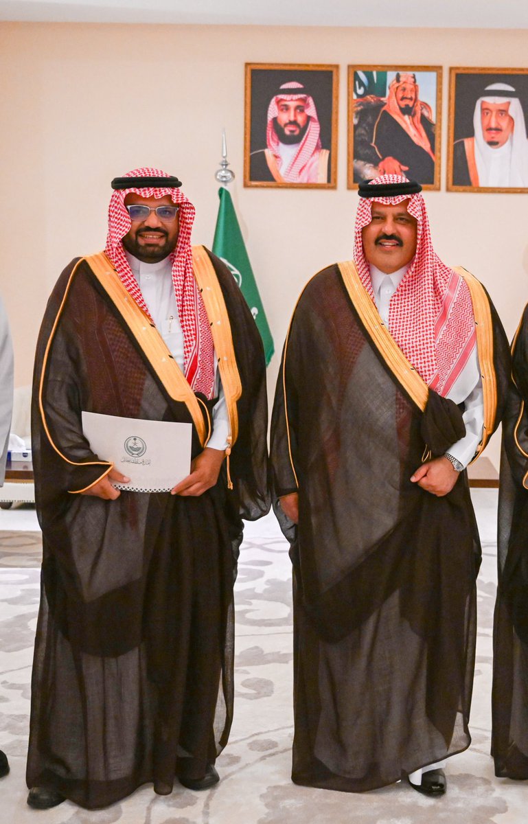 altweherNews's tweet photo. كرم صاحب السمو الملكي الأمير عبدالعزيز بن سعد بن عبدالعزيز آل سعود أمير منطقة حائل ابن العائلة المهندس عبدالاله علي صالح الطويهر  ضمن فريق العمل في فرع وزارة الصحة بمنطقة حائل..
تستاهل التكريم ابا خالد.
#حائل 
#صحه_حائل https://t.co/FMegC88U2e