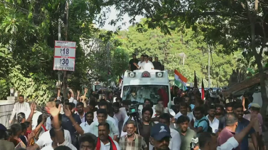 sunnewstamil's tweet image. #LIVE | சென்னை வில்லிவாக்கம் தொகுதியில் முதலமைச்சர் மு.க.ஸ்டாலின் வாக்கு சேகரிப்பு

Watch: youtube.com/watch?v=bjRYDi…

#SunNews | #TNElectionWithSunNews | #CMMKStalin