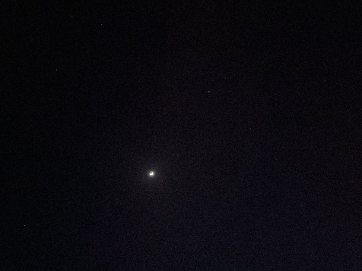 星にロープをかけて三日月がブランコ
してるように見えなくもない

右はぎょしゃ座のカペラ
左は木星