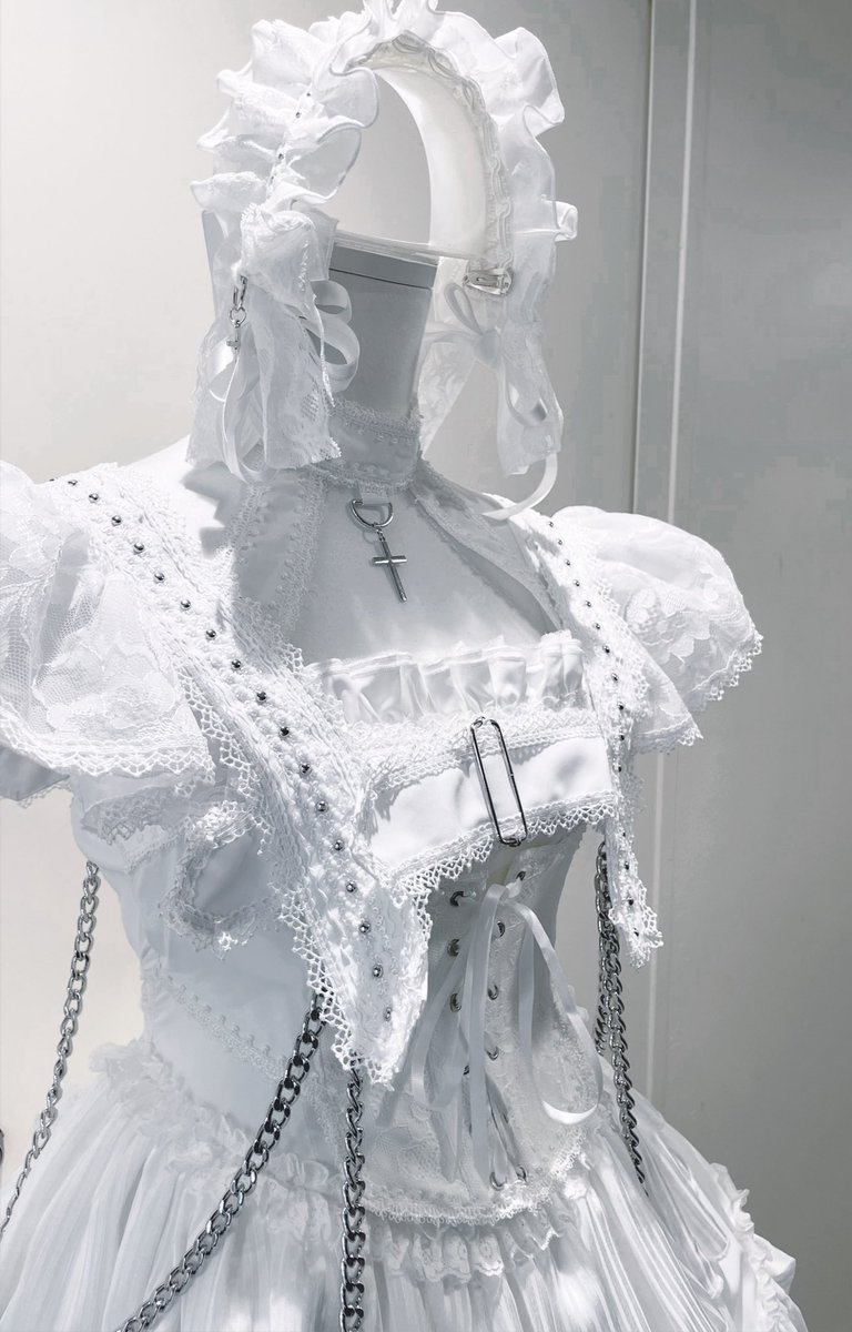 ⛓️Coordinate Battle❤️‍🔥

今回も2人のスタッフにそれぞれコーディネートを考えてもらいました❕

後ろの大きなリボンが可愛い🖤真っ黒ゴスロリメイド風コーデ᧔ෆ᧓ 
VS
シルバーのクロスがポイント✝️真っ白天使系メイド風コーデ໒꒱·̩͙

皆さまはどちらがお好きですか❔
#goth  #gothiclolita  #ゴスロリ