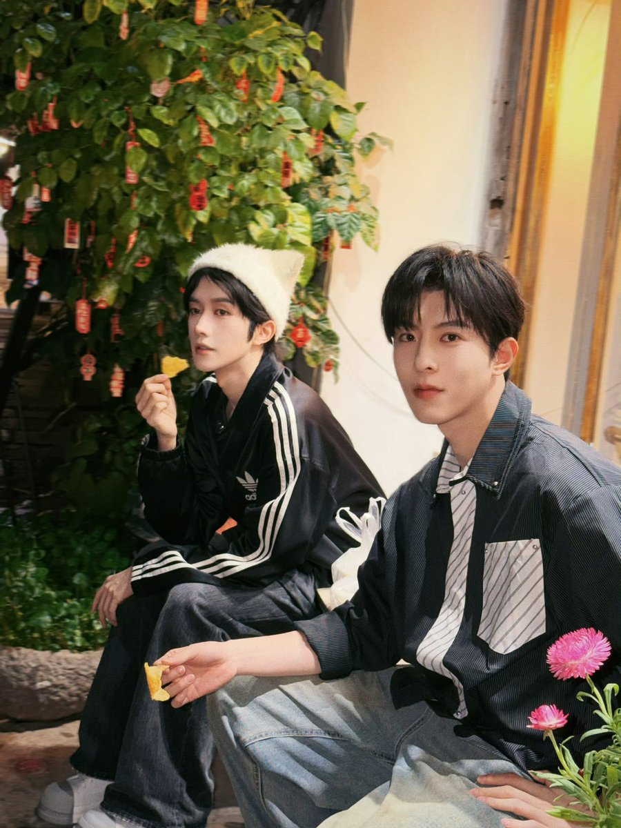 globalDESIRE4_'s tweet image. Desire偷硬盘小分队 UPDATE
weibo.com/7970340627/529…

Strolling, snacking, enjoying.

#黄星 #邱鼎杰 #XingQiu #EliotHuang #HuangXing #QiuDingJie #KipukaQiu