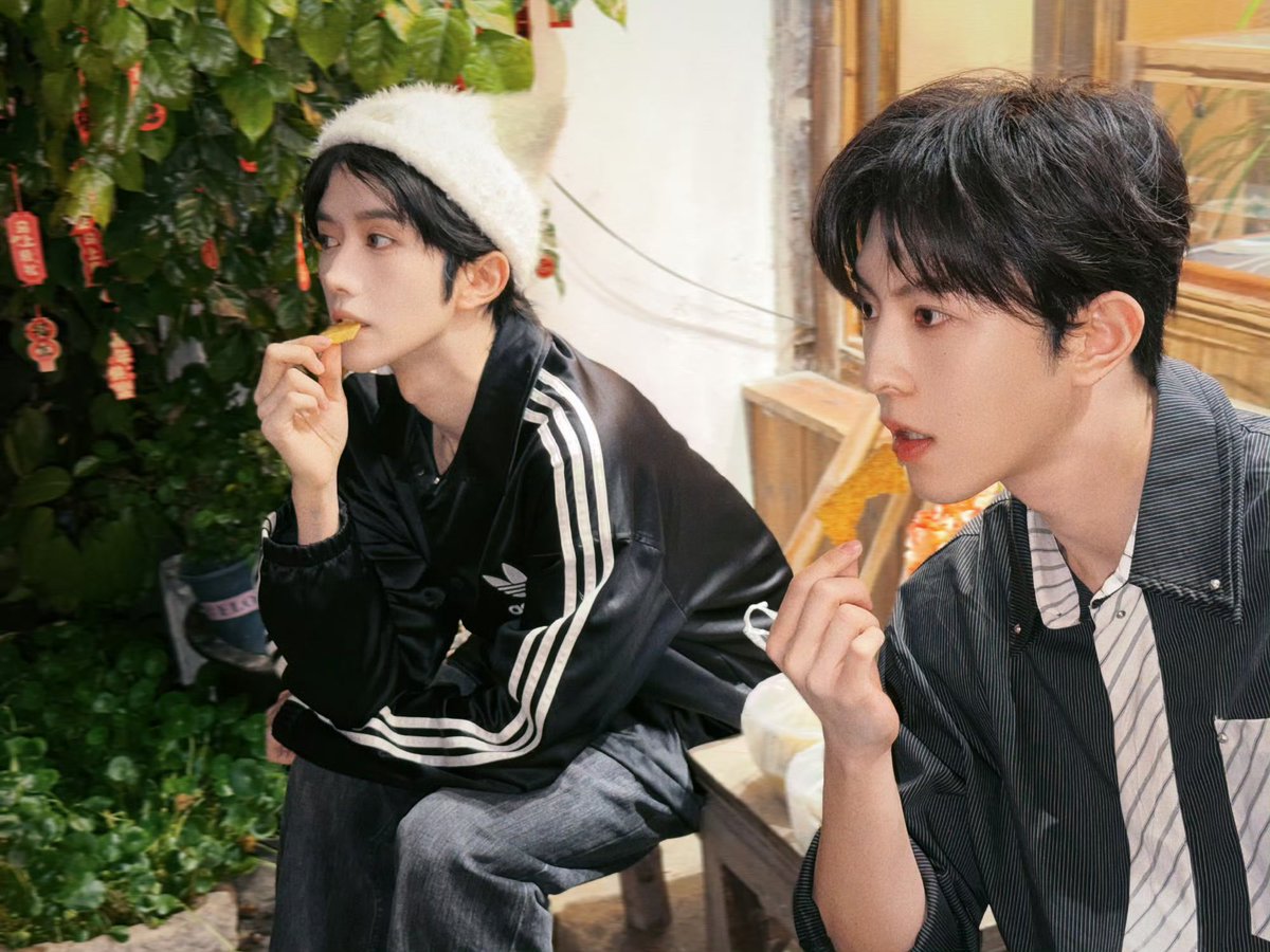 globalDESIRE4_'s tweet image. Desire偷硬盘小分队 UPDATE
weibo.com/7970340627/529…

Strolling, snacking, enjoying.

#黄星 #邱鼎杰 #XingQiu #EliotHuang #HuangXing #QiuDingJie #KipukaQiu