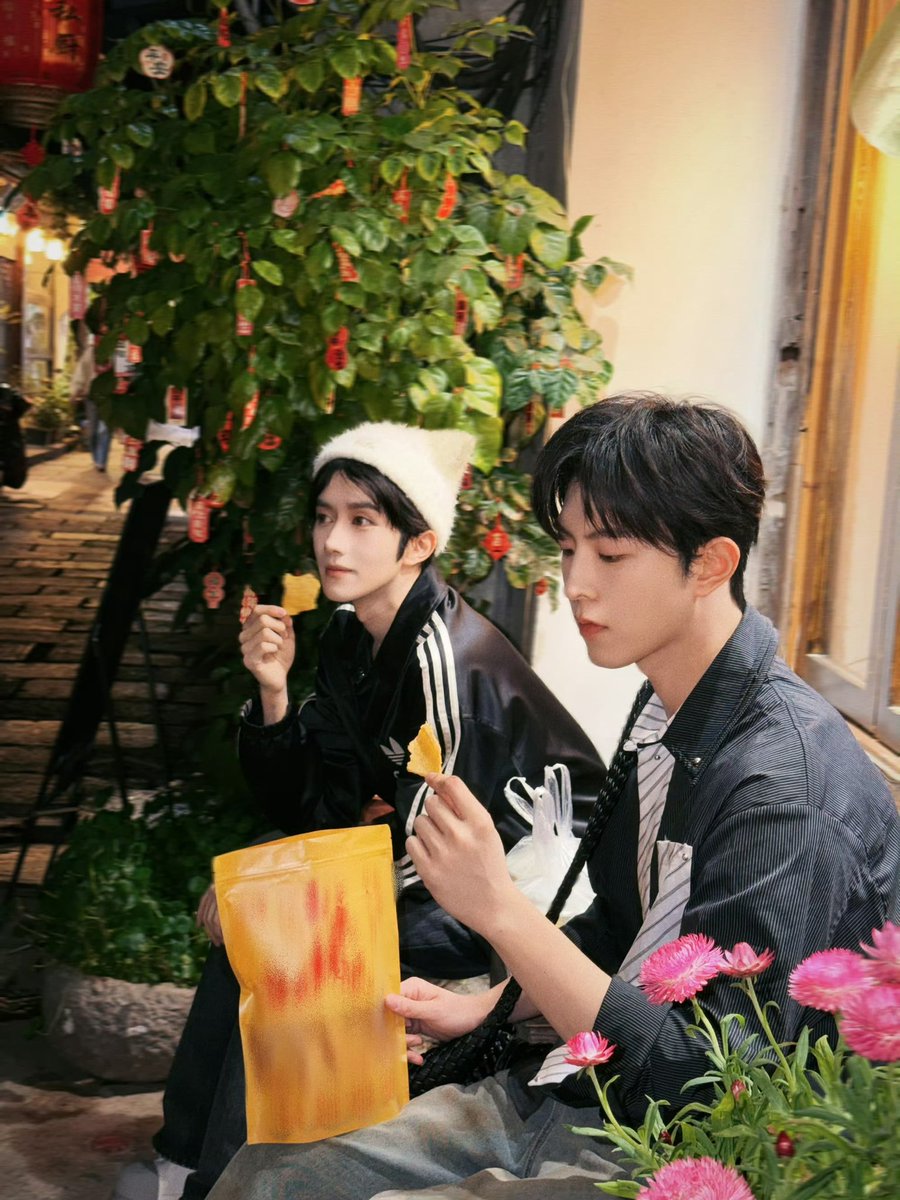 globalDESIRE4_'s tweet image. Desire偷硬盘小分队 UPDATE
weibo.com/7970340627/529…

Strolling, snacking, enjoying.

#黄星 #邱鼎杰 #XingQiu #EliotHuang #HuangXing #QiuDingJie #KipukaQiu