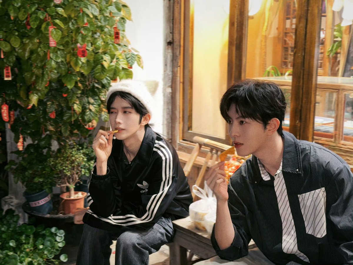 globalDESIRE4_'s tweet image. Desire偷硬盘小分队 UPDATE
weibo.com/7970340627/529…

Strolling, snacking, enjoying.

#黄星 #邱鼎杰 #XingQiu #EliotHuang #HuangXing #QiuDingJie #KipukaQiu