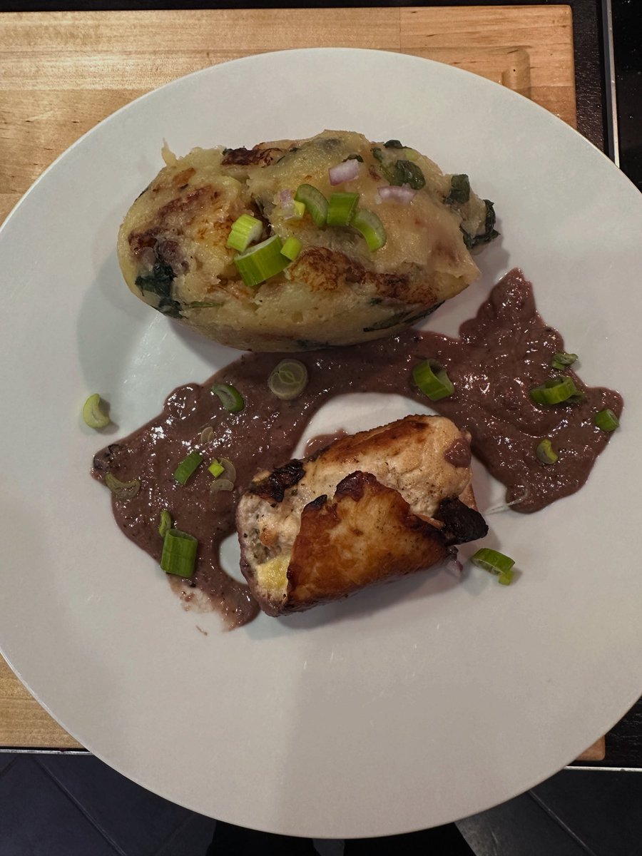 Math_Officially's tweet photo. Roulade mit Rotweinsauce trifft auf Stampf – ein kleines Küchenwunder

Folge mir für mehr ehrliches Soulfood

#kochen #hähnchen #kartoffeln #feinschmecker #rezeptideen https://t.co/4sQagfxlnZ