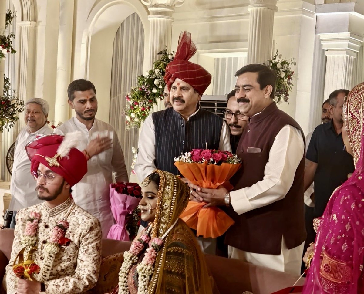 SharmaAjayBJP's tweet image. कल लखनऊ में आदरणीय महेन्द्र सिंह जी ( मध्य प्रदेश के प्रभारी एव पूर्व जलशक्ति मंत्री ) की पुत्री के विवाह समारोह में सम्मिलित होकर नव दम्पति को आशीर्वाद दिया..

#lucknow #wedding