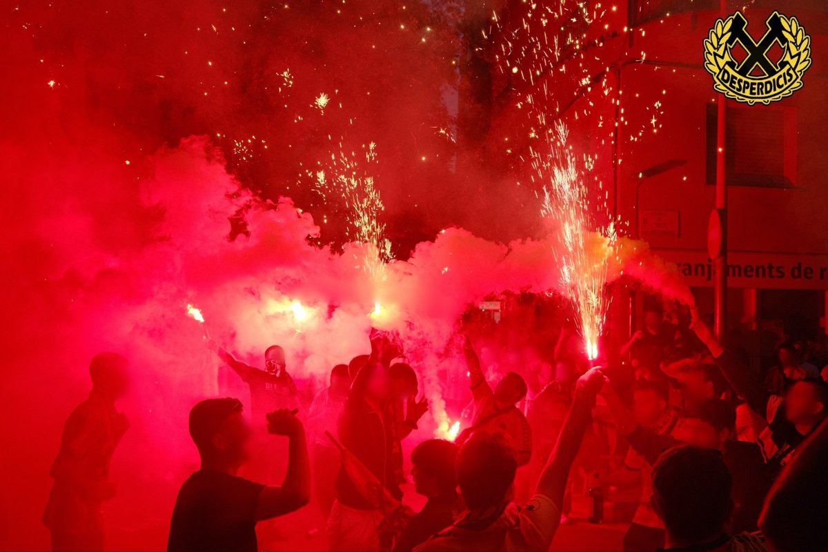 19/04/2026

Després de l’estadi… festa descontrolada al carrer. Bengales per tot arreu, centenars. Els jugadors barrejats amb la gent. Sant Andreu completament fora de control.

Pura bogeria. Sense filtres.