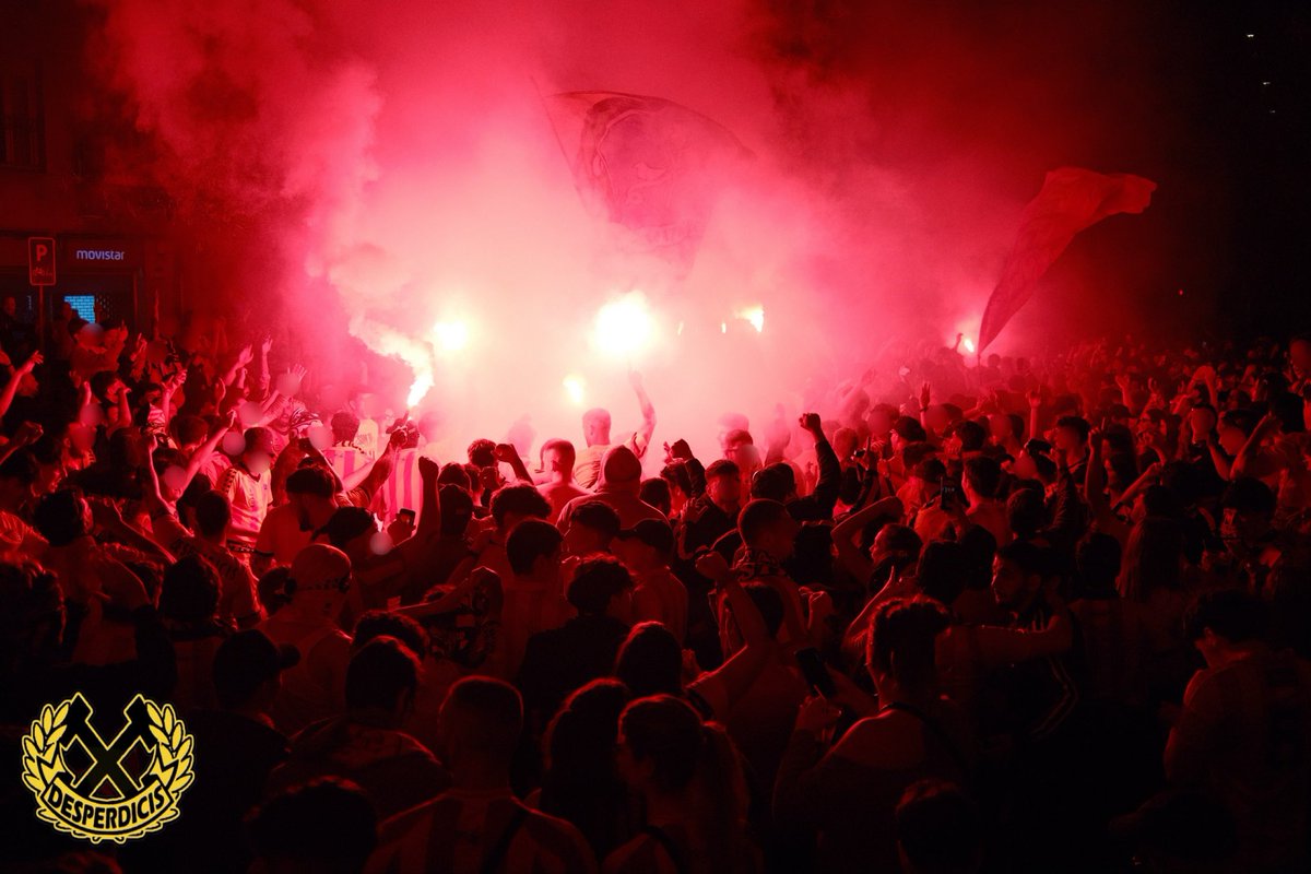 Desperdicis's tweet photo. 19/04/2026

Després de l’estadi… festa descontrolada al carrer. Bengales per tot arreu, centenars. Els jugadors barrejats amb la gent. Sant Andreu completament fora de control.

Pura bogeria. Sense filtres. https://t.co/IPlzHIGmTB