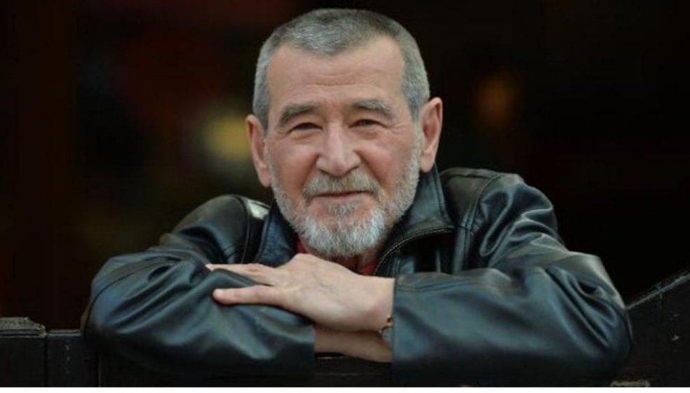 Şairimize, sevgili Ahmet Telli abime,sağlık dileklerimle,çok sevgiyle…

“Bunca acıyı
bunca aşkı
nasıl da sığdırmışsın yüreğine
İstersen al
koy kendi ellerinle
fırtınaları da

Sen
yüreğin kadar büyüksün
Unutma”