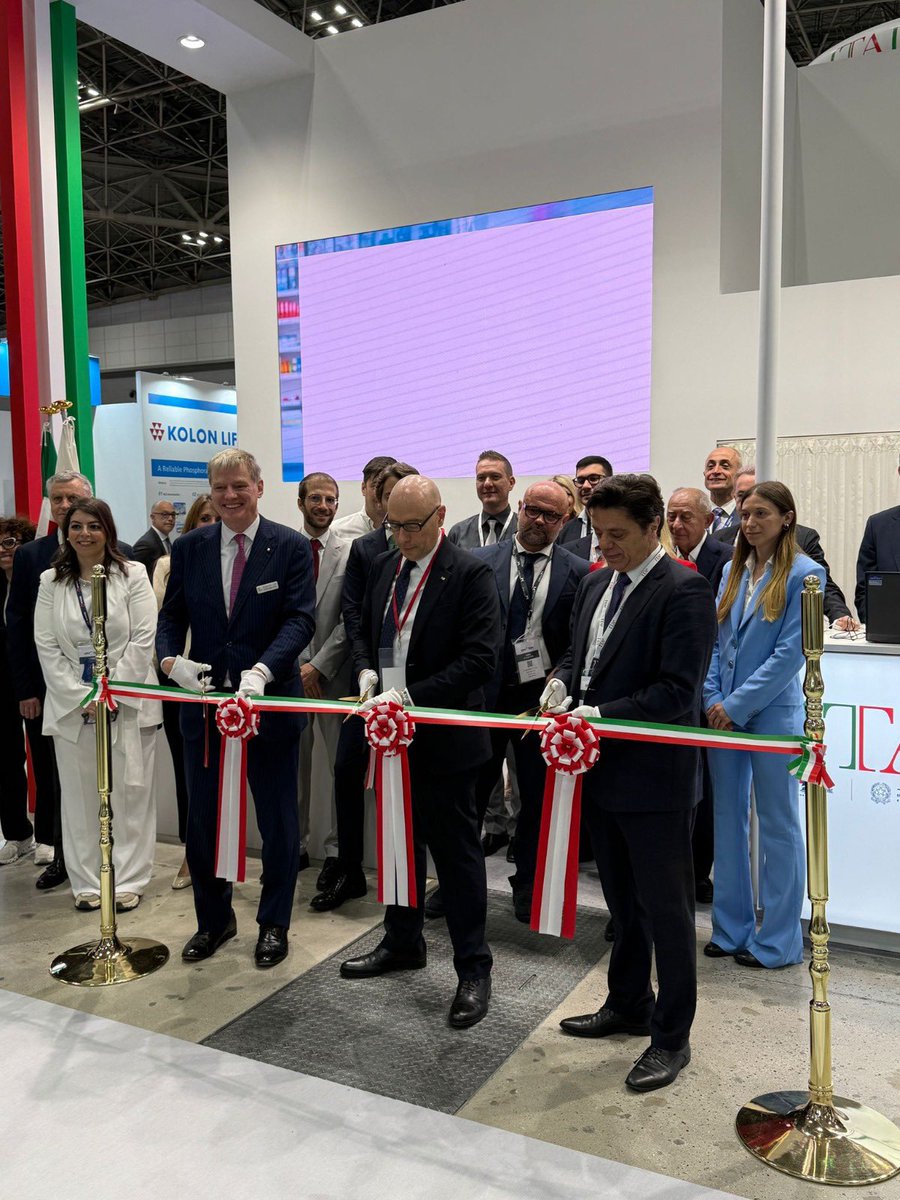 ItalyinJPN's tweet image. Taglio del nastro al padiglione #Italia @iceagenzia a #CPHIJapan2026, principale fiera farmaceutica in 🇯🇵.
Nel 2025 l’export 🇮🇹 di settore💊al 2° posto tra i prodotti più esportati in Giappone (+58,6% anno su anno).
#DiplomaziaDellaCrescita #MadeInItaly @CPHI_Japan