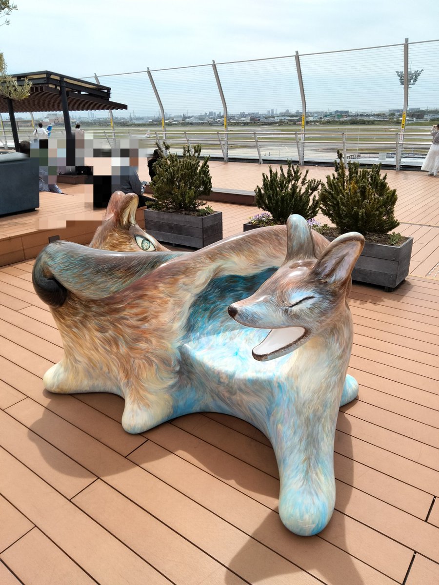 オオカミベンチふたつ Blue＆ Brown Fur∶大阪国際空港(伊丹)展望台