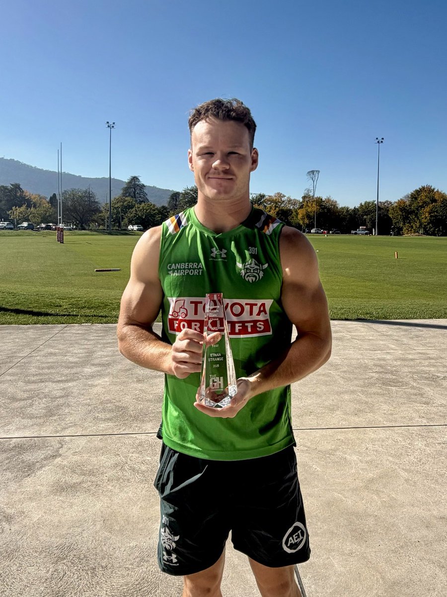 TheGHRaiders's tweet image. The 2025 Fans’ Choice Player of the Year trophy. Presented.

Voted by you, now in hand! Congratulations to Ethan Strange, so well deserved.

Thanks very much to the club for the presentation of the trophy and the pic.

#NRL #WeAreRaiders #Canberra #Raiders #CanberraRaiders