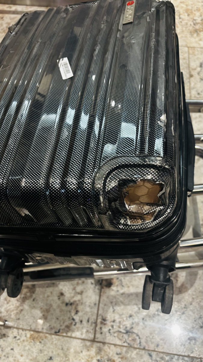 Nikku3435's tweet image. Attaching the images for the reference of the damage made @IndiGo6E @Indigoairline_ #indigo #indigoservice #airline