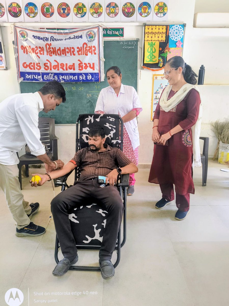 CdhoSabarkantha's tweet image. દેધરોટા, હિંમતનગર ખાતે આયોજિત રક્તદાન કેમ્પમાં ગ્રામ્ય જનતાના ઉમદા સહકારથી 31 યુનિટ રક્ત એકત્રિત 🩸

પ્રથમવારથી લઈને 21મી વખત સુધી રક્તદાન કરનાર દાતાઓએ માનવતાનો અનોખો સંદેશ આપ્યો.

“રક્તદાન – મહાદાન” દ્વારા અનેક જીવનોમાં નવી આશા 🌱

#BloodDonation #Humanity #Seva