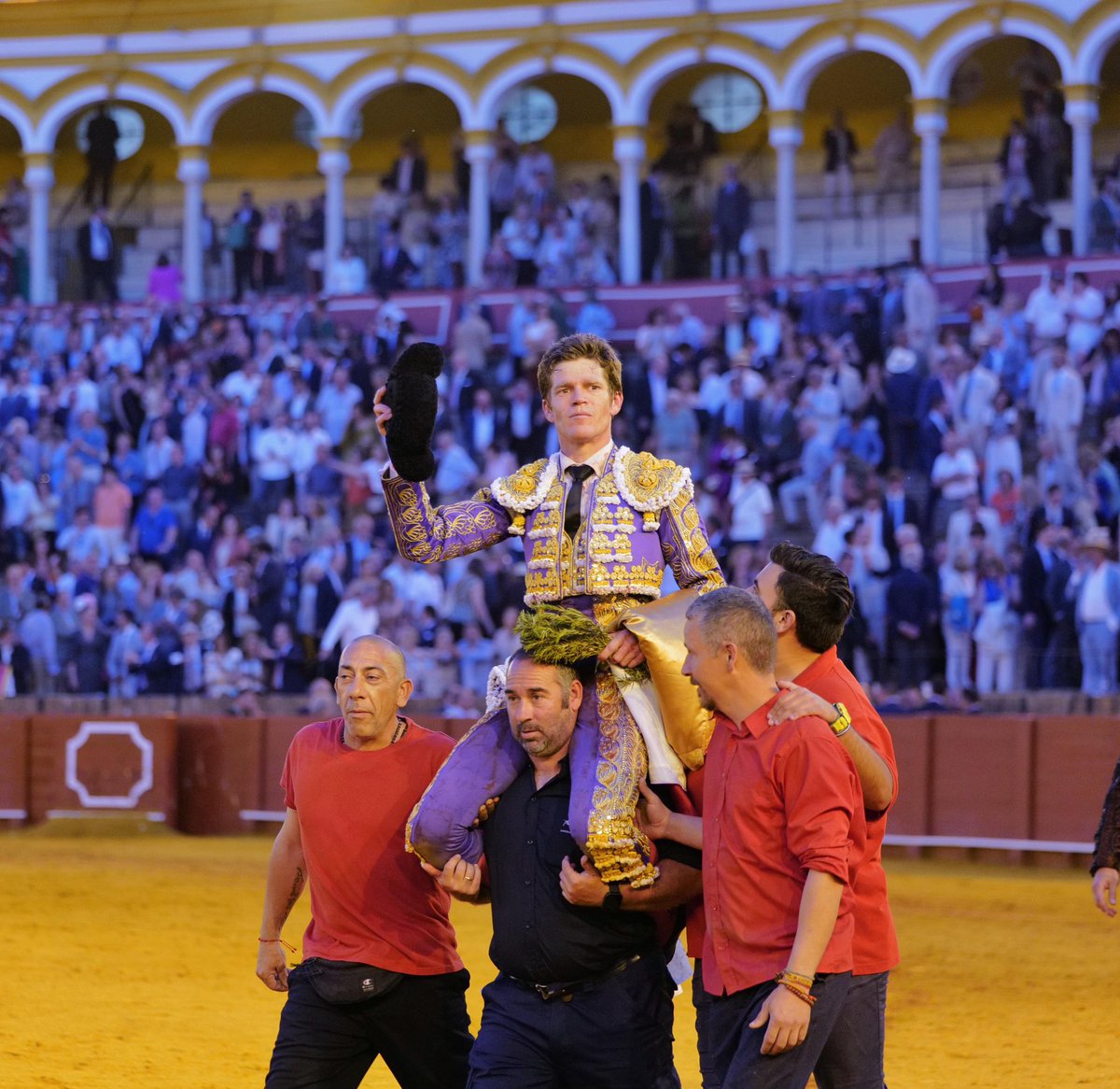 Más allá de las espadas y las Puertas del Príncipe, quiero subrayar que lo de ayer de <a href="/BorjaJimenez92/">Borja Jiménez</a> en Sevilla fue de TORERO grande. Dentro y fuera de la plaza.
Yo me entiendo.