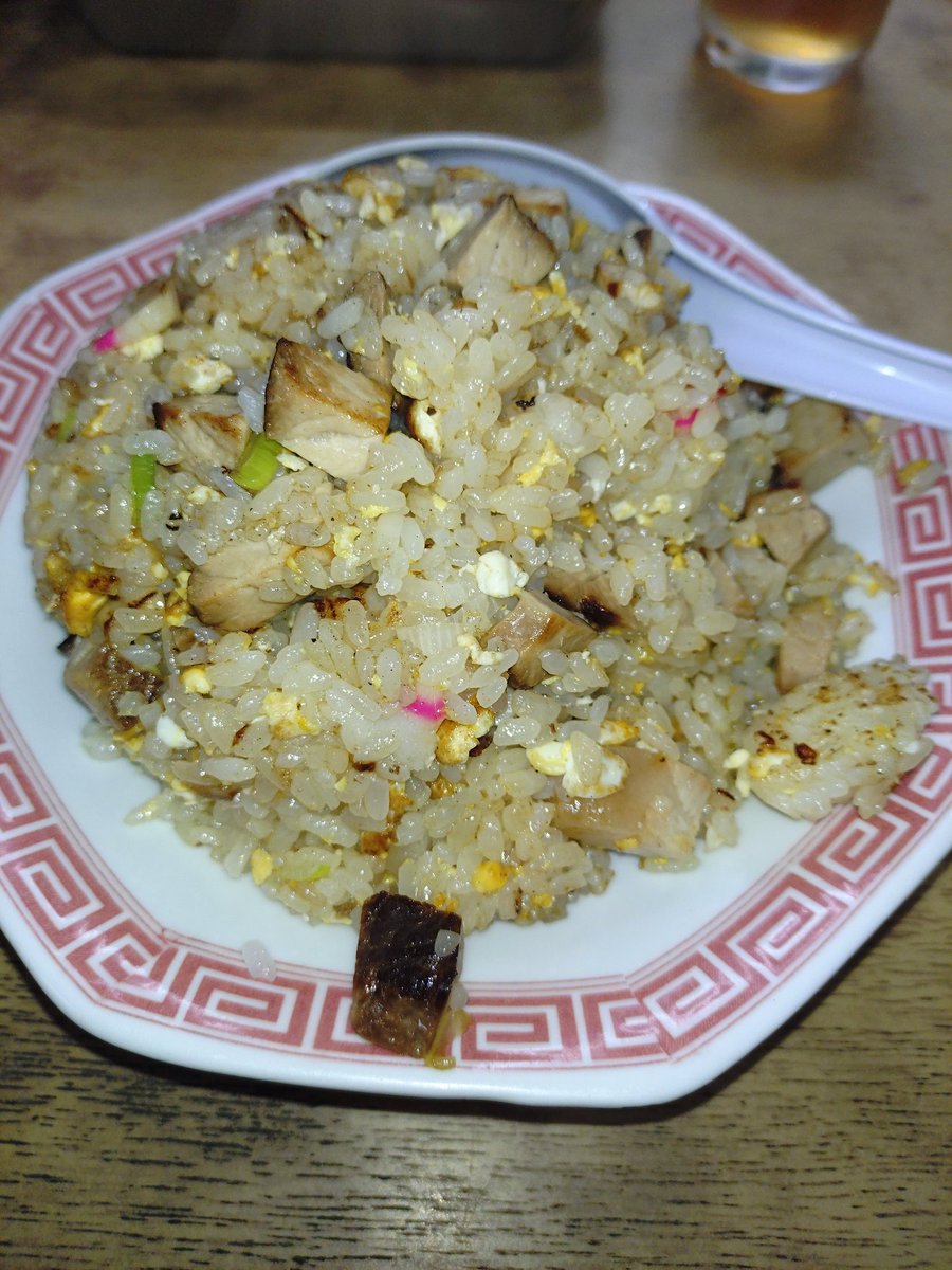 tomoyotuba's tweet photo. さかさ食堂🍚古河市
✦チャーハン✦餃子
めちゃ嬉しい🙌再開したさかさ食堂へ
しっかり味付けされたチャーハンは玉子&amp;ネギ&amp;ナルト&amp;ゴロゴロ入ったチャーシューやっぱウメぇ～🤩🤩
ニンニク🧄の効いた餃子の最高👌
美味しく頂けました🍚💕
ご馳走様でした🙏🏿✨ https://t.co/HcTi4M8xzv