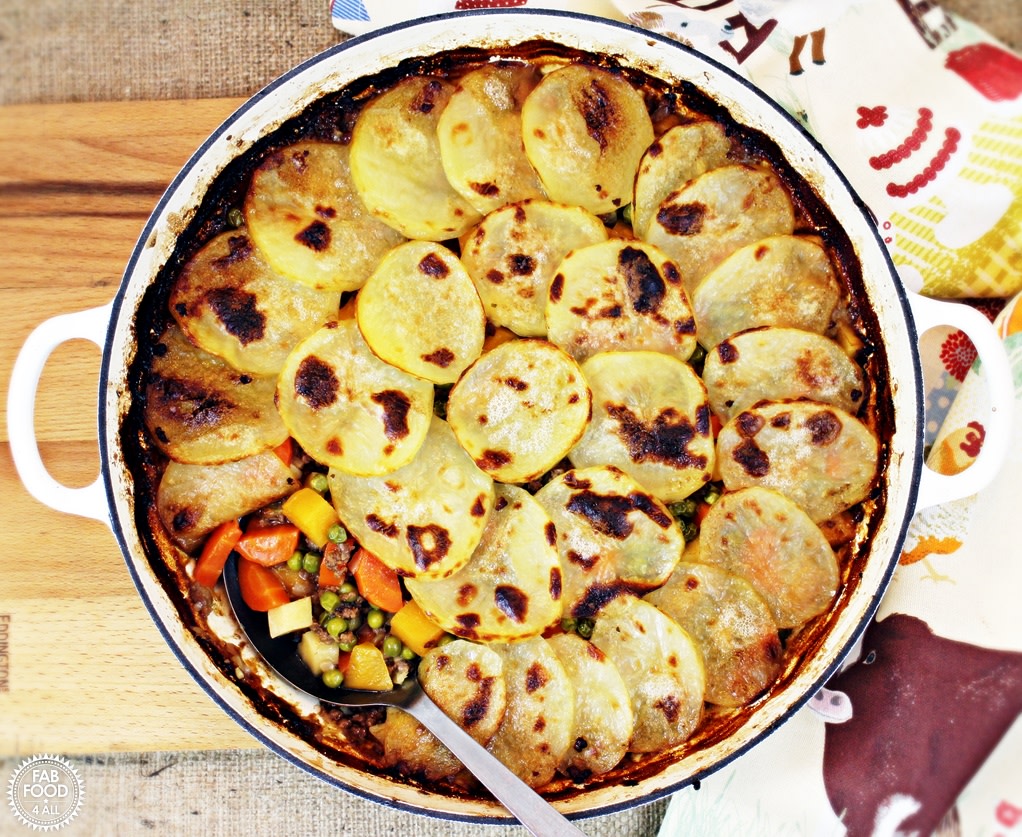 FabFood4All's tweet image. Indulge in the ultimate comfort food with my One Pot Minced Beef Hotpot! 🍽️❤️ It's hearty, delicious, and perfect for sharing. Tag someone you'd love to enjoy this with! fabfood4all.co.uk/one-pot-minced… #FoodLovers #ComfortFood #Yummy #BeefHotPot