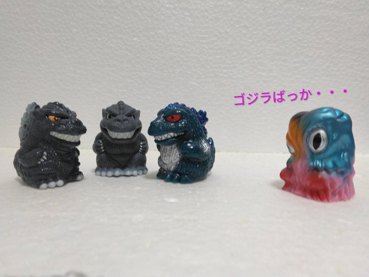 重い足を引きずりながら、購入しました👣試しに２つ💰買ってみた🧺🧺所……＼(^o^)／ﾔｯﾀ!!初ゴジを当てる💥ことが出来ました🎉🎉🎉もう一つはラドゴジ✨平成のイケメン枠も当てられました😁👍
（ゴジラ）
（ミニソフビクロニクル）
（G70 LEGENDS）