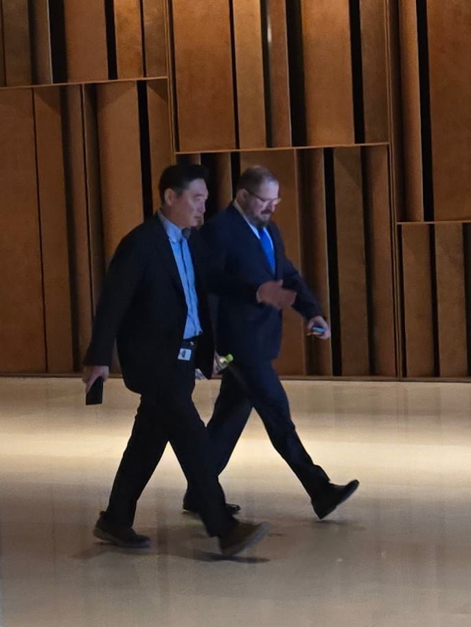 SaudiAndroid's tweet image. تقرير: رئيس كوالكوم سافر إلى كوريا الجنوبية بحثًا عن رقائق 2 نانومتر.📱

بحسب المصدر سيجتمع كريستيانو آمون مع مسؤولين من Samsung Foundry وقد ينتج عن الاجتماع عودة سامسونج لتصنيع معالجات Snapdragon لأول مرة من 5 سنوات.

Korea Economic Daily

#Samsung #Qualcomm