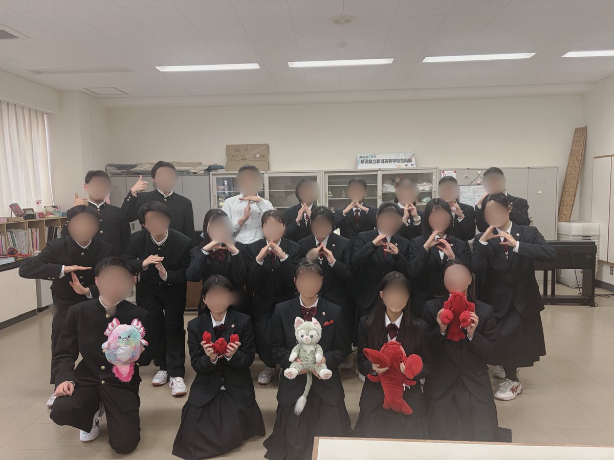 今週から新体制での練習が始まりました！

今年は6人の新入生が入ってきてくれました！！（女声4人、男声2人）そのため2026年度は1，2年生合わせて11人での活動となります🙇

この新たなメンバーで、引き続き、大会などに向けて頑張っていきますので、応援よろしくお願いします😊🙏