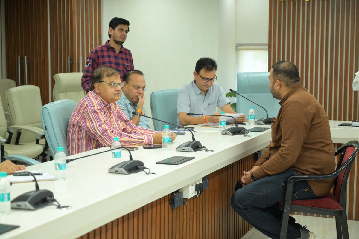 जनसुनवाई | 21 अप्रैल

आज आयोजित जनसुनवाई में कुल 26 आवेदन प्राप्त हुए, जिनमें 16 संपदा शाखा से थे। शेष आवेदन भू-अर्जन, तकनीकी व स्थापना शाखाओं से संबंधित रहे। कुछ प्रकरणों का मौके पर ही निराकरण किया गया, जबकि बाकी को शीघ्र कार्यवाही हेतु संबंधित शाखाओं को भेजा गया।

 #jansunwai