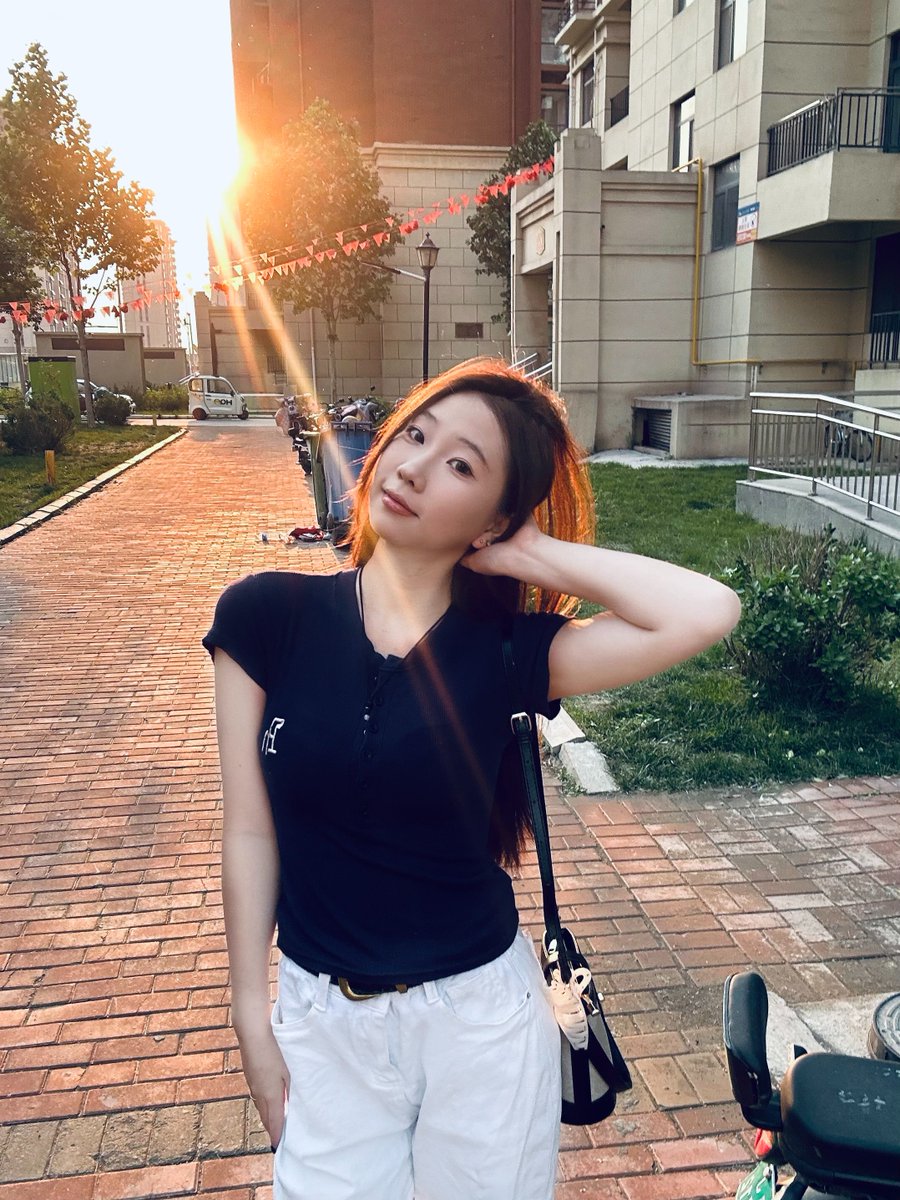 en520050720's tweet photo. 🌟蓝V已开通！宝宝们，这以后就是我唯一主账号了！

05后小学生丨3年撸毛经验丨免费空投web3咨询丨抽象类型kol

1⃣提供撸毛教学➕实战干货
2⃣免费Web3咨询（任何问题我都会尽我所知回复，并分享手里所有资源）

想了许久我能为粉丝宝宝们做的暂时只有这些了 后续有幸成为大kol后，手里资源多了，我一定会为你们谋取更多的福利，不忘初心，一起成长

下面是我的成长经历
/
2023年，我正式接触Web3领域加入了 @hisevenih 老师的撸毛工作室，工作室很厉害也是撸空投的黄金周期，当时刚好赶上Starknet发空投，狠狠震惊了小小的我，没想到这个世界还可以这样赚钱，此后在Seven老师的细心指导下我深耕1年多，打下撸毛基础，接触到了Starknet、Zksync、bera、scroll等头部公链项目
/
25年初学校开始实习后，我自主创业，带着手里仅有的2万元激情撸毛，当时每天做项目有使不完的劲，做着年底翻身农奴把歌唱的A7梦，然后就被（camp、rayls、monad、Irys、opensea.....）这些可恶的项目狠狠上了一课，交了不少学费...
/
复盘试错经验，明晰提升方向
复盘这些试错经历后，我更加清醒：仅凭撸毛经验难以在Web3行业长远发展。要先把认知、方向和人脉搭起来！今天看到 @EnHeng456 老师给05后学生的建议，更让我明确了要提升的方向，还有很多要学习的地方。

感谢所有能看到这里的老师和粉丝宝宝们❤️

初来乍到，发点小福利暖场！
抽 3名粉丝 请吃 KFC（周四开奖）

参与方式：点赞+关注就可以了

#撸毛  #Web3空投 #免费咨询