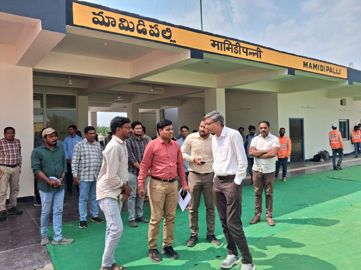 drmsecunderabad's tweet image. Dr.R.Gopalakrishnan, DRM Secunderabad inspected New Crossing station #Safety aspects at #Mamidipalli station between NZB - LPJL section.