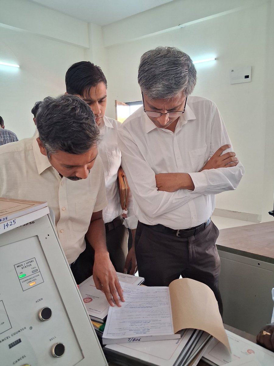 drmsecunderabad's tweet image. Dr.R.Gopalakrishnan, DRM Secunderabad inspected New Crossing station #Safety aspects at #Mamidipalli station between NZB - LPJL section.