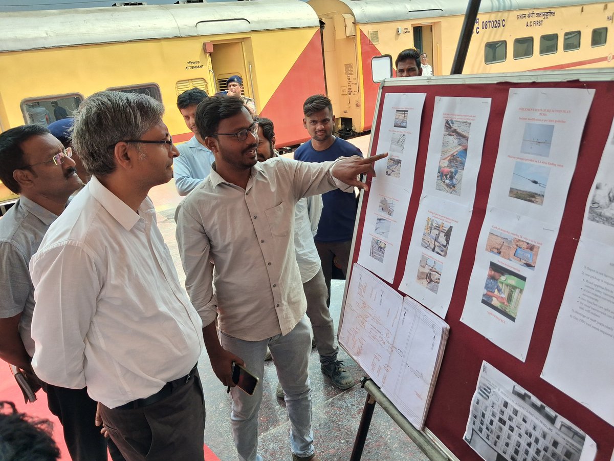 drmsecunderabad's tweet image. Dr.R.Gopalakrishnan, DRM Secunderabad inspected New Crossing station #Safety aspects at #Mamidipalli station between NZB - LPJL section.