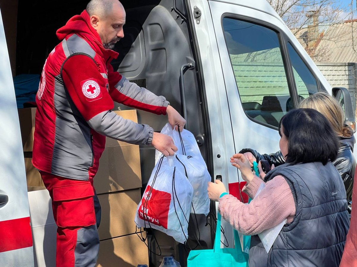 RedCrossUkraine's tweet image. 🚨 #Kharkiv: Ukrainian Red Cross #EmergencyResponse teams are assisting following recent Russian attacks. Volunteers are providing first aid, psychological support, evacuations, and humanitarian assistance, including OSB boards, hygiene kits, and drinking water. #NotATarget