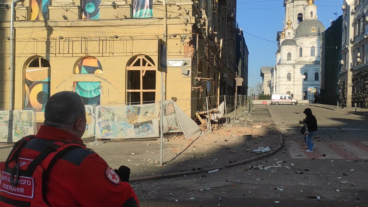 RedCrossUkraine's tweet image. 🚨 #Kharkiv: Ukrainian Red Cross #EmergencyResponse teams are assisting following recent Russian attacks. Volunteers are providing first aid, psychological support, evacuations, and humanitarian assistance, including OSB boards, hygiene kits, and drinking water. #NotATarget