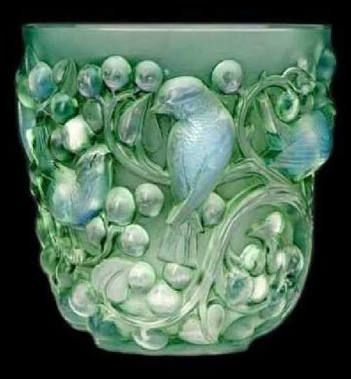 Claudia_Zahn's tweet image. 1927 René Lalique
Vase "Avallon" en verre opalescent patiné bleu de René Lalique créée en 1927.
Signature gravée.
By #CREATIVEMUSEUM 
#Architecture #Design #Style #Nature #Art #Artist #Photo #Photographer #Urbanism #City #Village #Staircases #History #Histoire #Abandoned