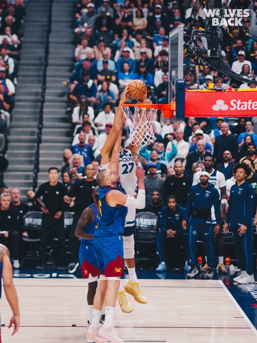 eugemf7's tweet image. La mejor serie de primera ronda de los Playoffs es el Denver Nuggets - Minnesota Timberwolves.

La más igualada, que más variedad táctica da y ya con un 1-1. Empatan los Wolves con un tirón final tremendo y neutralizan la ventaja de Denver.

Dos partidazos.

#NBAPlayoffs