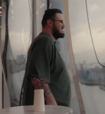 YungLohgock's tweet image. Wie ich beim Gockelgrill den halben Hühnchen beim rotieren zuschaue.