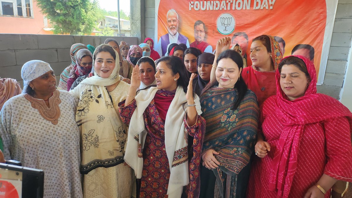 आज महिला मोर्चा अनंतनाग जिला अध्यक्षा फराह खान जी की अध्यक्षता में संगठनात्मक बैठक का आयोजन किया गया!
प्रदेश महिला मोर्चा उपाध्यक्ष श्रीमती सुनीता रैना जी और श्रीमती रुमैसा वाणी जी भी उपस्थित रहे!