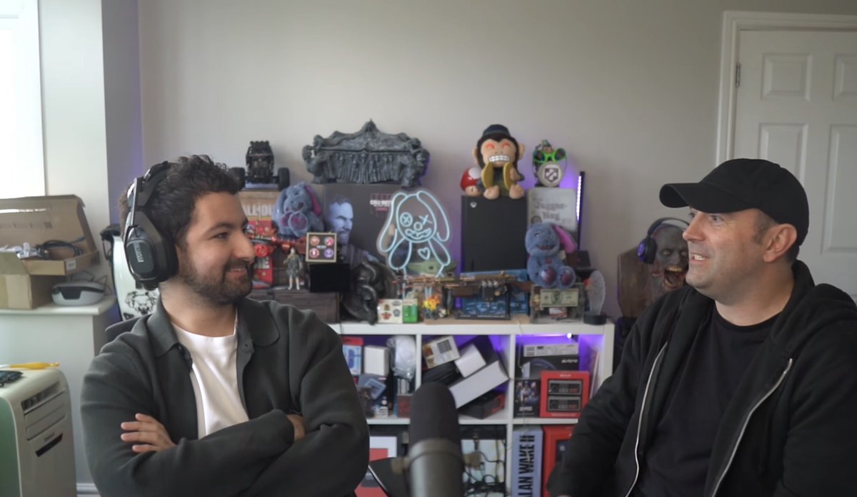 FlapixTV's tweet photo. Un nouveau Blundellathon a eu lieu avec @MrDalekJD, où Jason Blundell a réalisé une Tierlist basé sur la complexité de créer les secrets des maps, et la voici. Il a dit que pour Classified ils voulaient juste faire un truc simple, simple dans le sens c’est juste atteindre une manche, donc facile à mettre en place.

Il en a profité pour parler un peu de chaque maps :
• Pour Blood of the Dead il dit qu'il aurait changé la passerelle de Blood of the Dead, n’aimant pas l’espace et le flux de Zombie de cette zone. 
Il a révélé que la personne ayant fait la cuillère en or voulait à tous prix créer l’Easter Egg de l’infinity cuitochète.
• Concernant IX il a déclaré qu'Activision craignait que les joueurs ne comprennent pas ce que signifiait « IX » dans Black Ops 4 Zombies : il s’est dit que la communauté Zombies serait quand même capable de lire un chiffre romain. 
Le bouclier de IX est inspiré d'un mécanisme de torture de la Grèce antique qui brulait des gens dans du bronze.
• Sur Voyage of Despair l’Easter Egg de monter dans la voiture volante et d’obtenir une arme miracle gratuite n’est pas un debug pour les devs, mais bien un réel Easter Egg, c’était prévu que ce soit trouvé à un moment ou un autre.
• Pour Mal Ancien il a confirmé que c’est sa quête principale préférée,
• Pour Tag der Toten il a révélé que l’Easter Egg de Mars devait être bien plus que ça à l’origine.

Il a aussi donné des informations plus globales :
• Le choix de faire 2 histoires sur Black Ops 4 était dû au fait qu’il est difficile de plaire à la communauté sur les nouveautés, il a donc voulu utiliser Black Ops 4 pour conclure l’éther et satisfaire la communauté, tout en mettant en place le futur avec le chaos.
• Pour le chaos si il avait su qu’il n’y aurait jamais eu de suite il aurait évidemment conclu avec Mal Ancien, et que Voyage of Despair était vraiment la map qui a préparé l’avenir de cette histoire.
• Il a confirmé que Black Ops 4 est l’opus avec le plus de secrets non trouvés, que ce soit Easter Eggs ou Cipher. Il a donné un indice pour l’un d’entre-eux : Parfois, pour recevoir le meilleur message de la vie, il suffit de choisir son point de vue.
• Il a aussi confirmé que, de ce qu’il sait, qu’il y a au moins, voir plus, Easter Egg à multiple étapes comme les vases de Dead of the Night à trouver sur Black Ops 4, donc un Easter Egg ultra hardcore à trouver vu la complexité de celui des vases de Dead of the Night.
• Les factions de Black Ops 4 Zombies étaient prêtes, mais la priorité pour les développeurs était de corriger tous les bluescreen, ce qui a condamné les faction à ne jamais arriver au vu des priorités.
• Les portes gratuites après avoir fait le secret de IX ou Voyage of Despair puis sans fermer le jeu serait bien un bug selon lui, il n’en n’a pas le souvenir.
• Il voulait bel et bien le retour du mode lutte dans Black Ops 4 Zombies.
• Concernant l’arme de corps à corps oeil d’Apophis il a révélé qu’il ne pouvait rien dire (la rumeur disait que ce fut une arme prévue pour une future map du Chaos)
• Pour finir la parlé d’éléments de Black Ops 3 : Le mode cauchemar a été réalisé en environ 2 mois et par 2 développeurs. 
Il a dit qu'il souhaiterait que Revelations ait eu plus de temps de développement, et qu'il souhaiterait qu'ils aient pu faire en sorte que les îles se déplacent vers différentes positions pendant la partie. 
Enfin il a parlé de l’Easter Egg du marteau de Thor de Black Ops 2, qu’il craignait que Marvel s’en mêle ou demande de le retirer, vu que c’était la période de la phase 1 du MCU… Mais que bon, la mythologie nordique date d’avant Marvel.