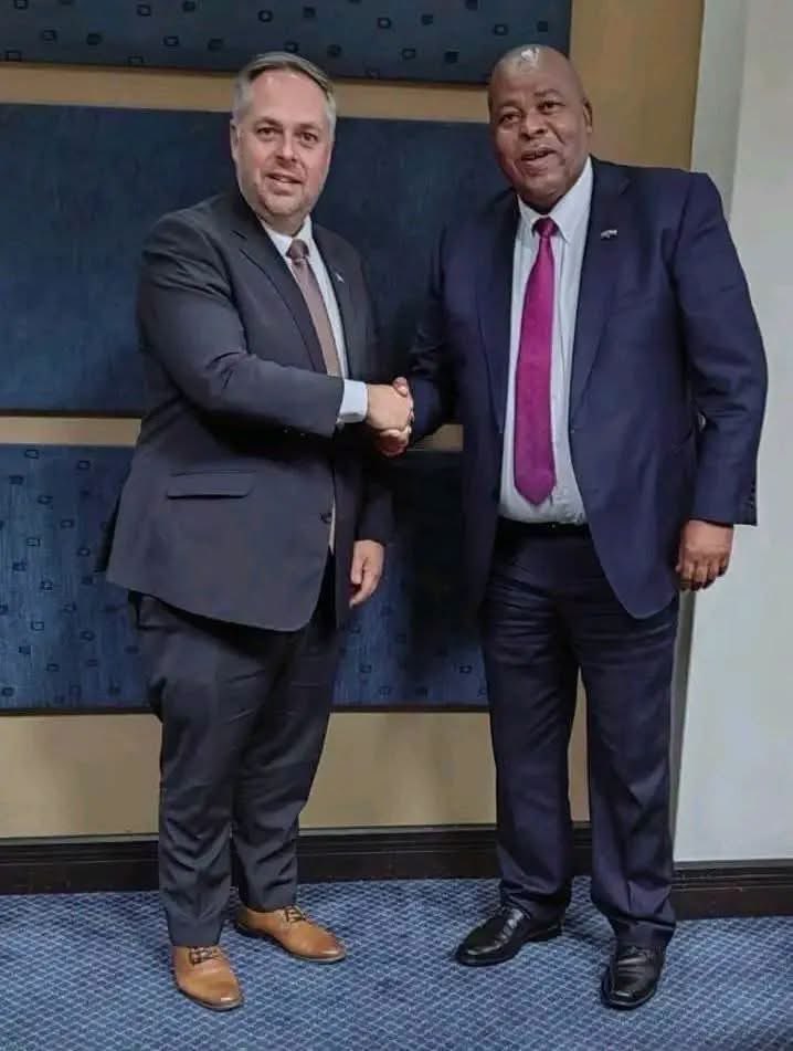 Lisathe_first's tweet image. The DA has opened up the border between Lesotho and South Africa 🙌🏾 

You can now enter Lesotho , do business, enjoy the Snow and Mountains using only your ID. 

The Minister of Home Affairs just did in 2 years what took the ANC 30yrs and never materialised.