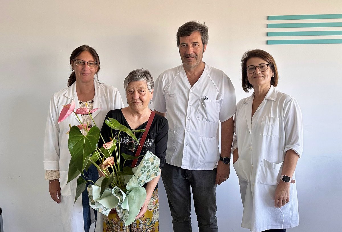 asmen_ibsalut's tweet photo. Avui hem volgut fer un senzill però sentit reconeixement a Carmen Torrent, voluntària de Creu Roja dins el programa «Al teu costat», per la seva dedicació acompanyat a persones que ho necessitaven durant el seu ingrés a l'Hospital Mateu Orfila. https://t.co/Oh8jzbnd17