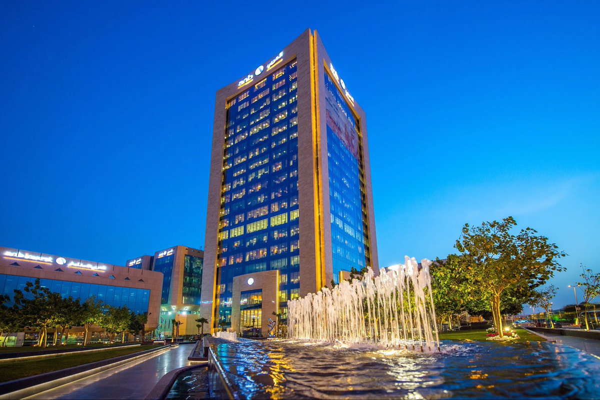 أعلنت ٤ بنوك في #السعودية عن نتائجها المالية خلال الربع الأول لعام ٢٠٢٦م:.
١-  #مصرف_الراجحي: ٧,٤٤٠ مليار ريال 
٢- #البنك_الأهلي_السعودي: ٦,٤٢٣ مليار ريال
٣- #بنك_الرياض: ٢,٦١٣ مليار ريال 
٤- #البنك_العربي_الوطني: ١,٣٥٩ مليار ريال 
القطاع الذهبي الذي لا يخسر أبدًا، والفضل لأرباح