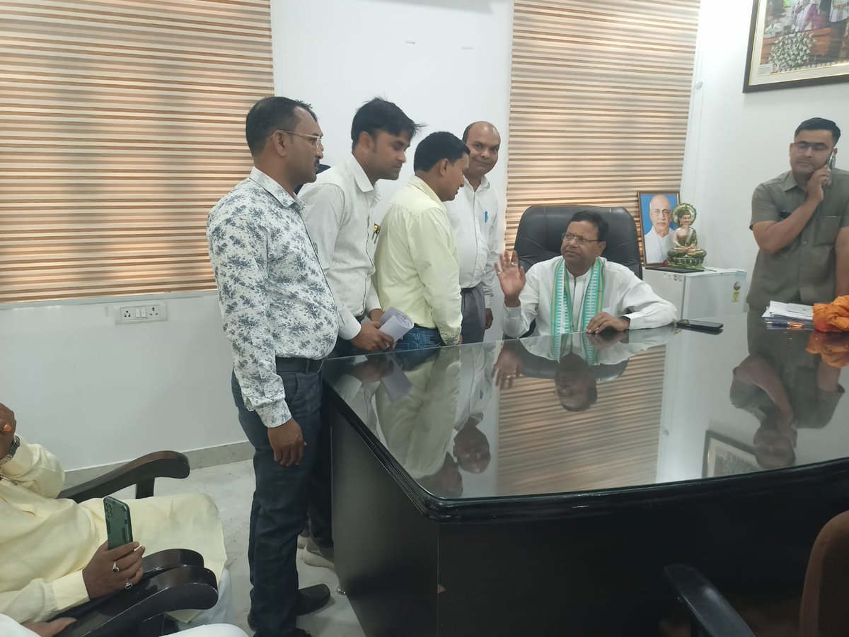 BrahmaN12477008's tweet photo. @BJP4UP @CMOfficeUP @myogiadityanath @myogioffice @kpmaurya1 @mppchaudhary @UPGovt @UpRuralDev 20/04/2026 को 8 महीने से बकाया मानदेय भुगतान सहित अन्य मांगो को लेकर ग्राम रोजगार सेवक पुन:प्रदेश अध्यक्ष BJP श्री पंकज चौधरी जी से मिले मा०मुख्यमंत्री जी समस्या निस्तारण कराएंगे https://t.co/yLlpYYDmZN