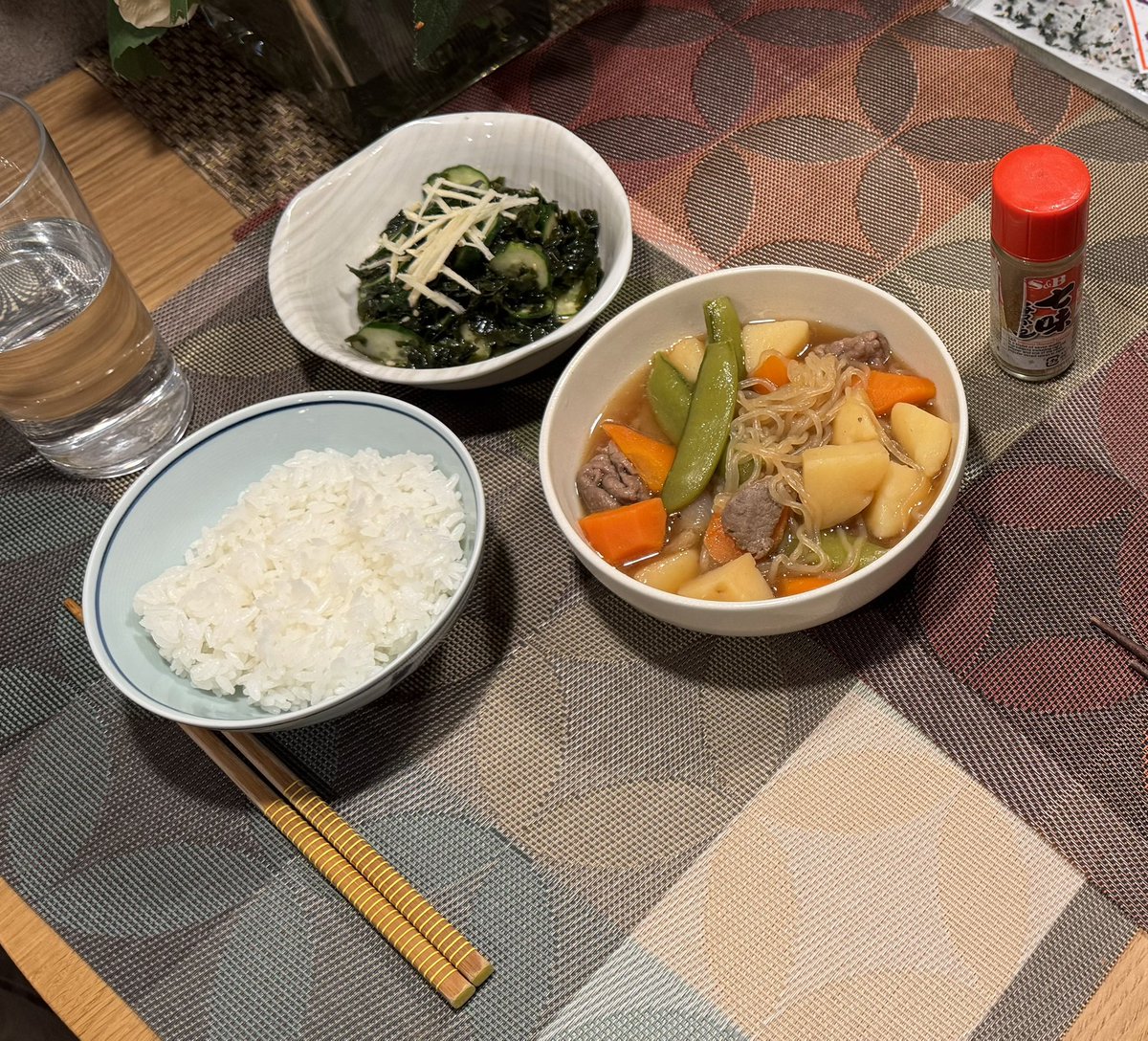 MrRuon's tweet photo. Today I made nikujaga with wakame cucumber salad and rice 😊

今日は肉じゃがです！ https://t.co/nT8eArc8wW
