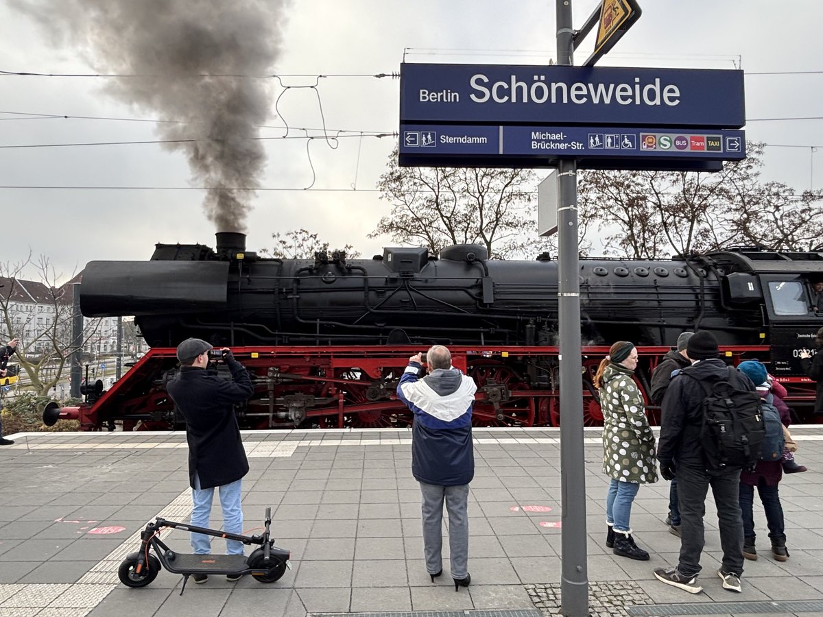 pneumannberlin's tweet image. Eisenbahn-Nostalgie pur für die ganze Familie: Im alten Betriebswerk #Berlin #Schöneweide freuen sich Else, die Bergkönigin und andere historische Lokomotiven am Wochenende auf Besucher. #Dampflokfreunde

Link im ersten Kommentar.