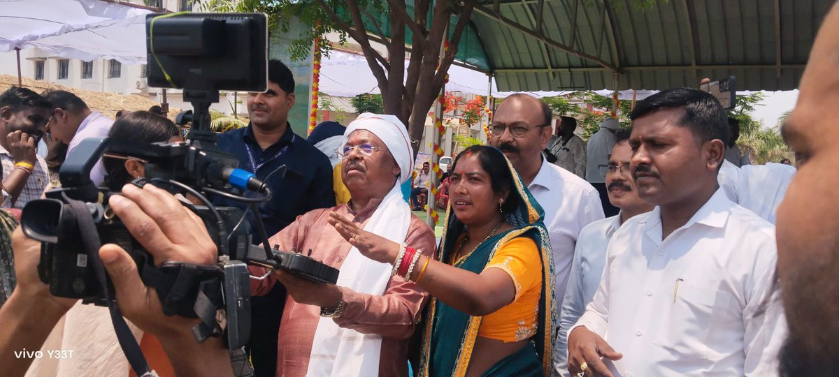 IFFCO_CG's tweet photo. अक्षय तृतीया पर #IGKV में रासायनिक उर्वरकों के विकल्प पर कृषक गोष्ठी आयोजित हुई। कृषि मंत्री श्री @ramvicharnetam व विशेषज्ञों की उपस्थिति में उप महा प्रबंधक @RGole_iffco द्वारा कि���ानों को नैनो उर्वरकों के लाभ बताए गए तथा नैनो डीएपी का लाइव बीज उपचार प्रदर्शन किया गया। @IFFCO_PR https://t.co/SE0mYOsZus