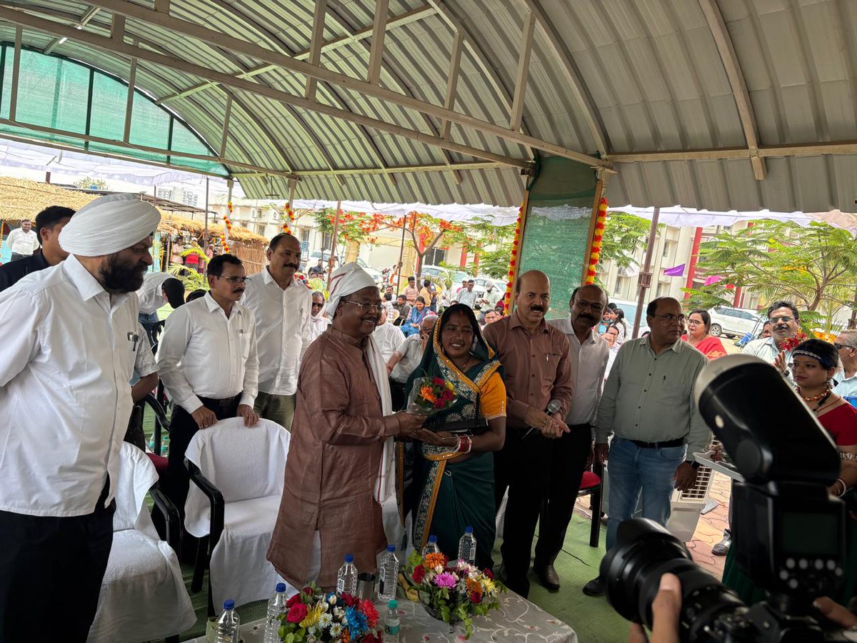 IFFCO_CG's tweet photo. अक्षय तृतीया पर #IGKV में रासायनिक उर्वरकों के विकल्प पर कृषक गोष्ठी आयोजित हुई। कृषि मंत्री श्री @ramvicharnetam व विशेषज्ञों की उपस्थिति में उप महा प्रबंधक @RGole_iffco द्वारा कि���ानों को नैनो उर्वरकों के लाभ बताए गए तथा नैनो डीएपी का लाइव बीज उपचार प्रदर्शन किया गया। @IFFCO_PR https://t.co/SE0mYOsZus