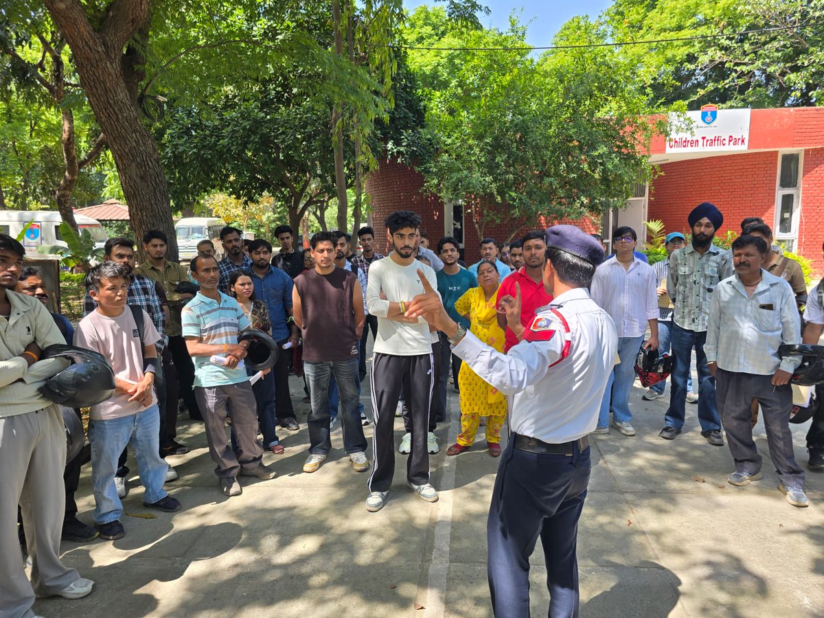 trafficchd's tweet image. Taking forward our efforts to spread #roadsafety awareness, the awareness team of #ChandigarhTrafficPolice sensitized candidates to Regular Driving Test Holders at CTP sec 23A Chandigarh about traffic rules &amp;amp; regulations. #WeCareForYou