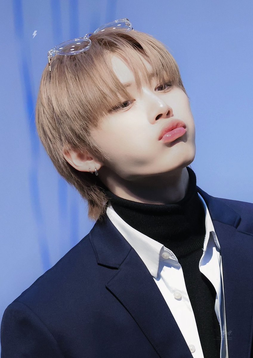 입술ㅅㅂ
한바가지인 입술이 자꾸 흘러내리고잇잖아……….